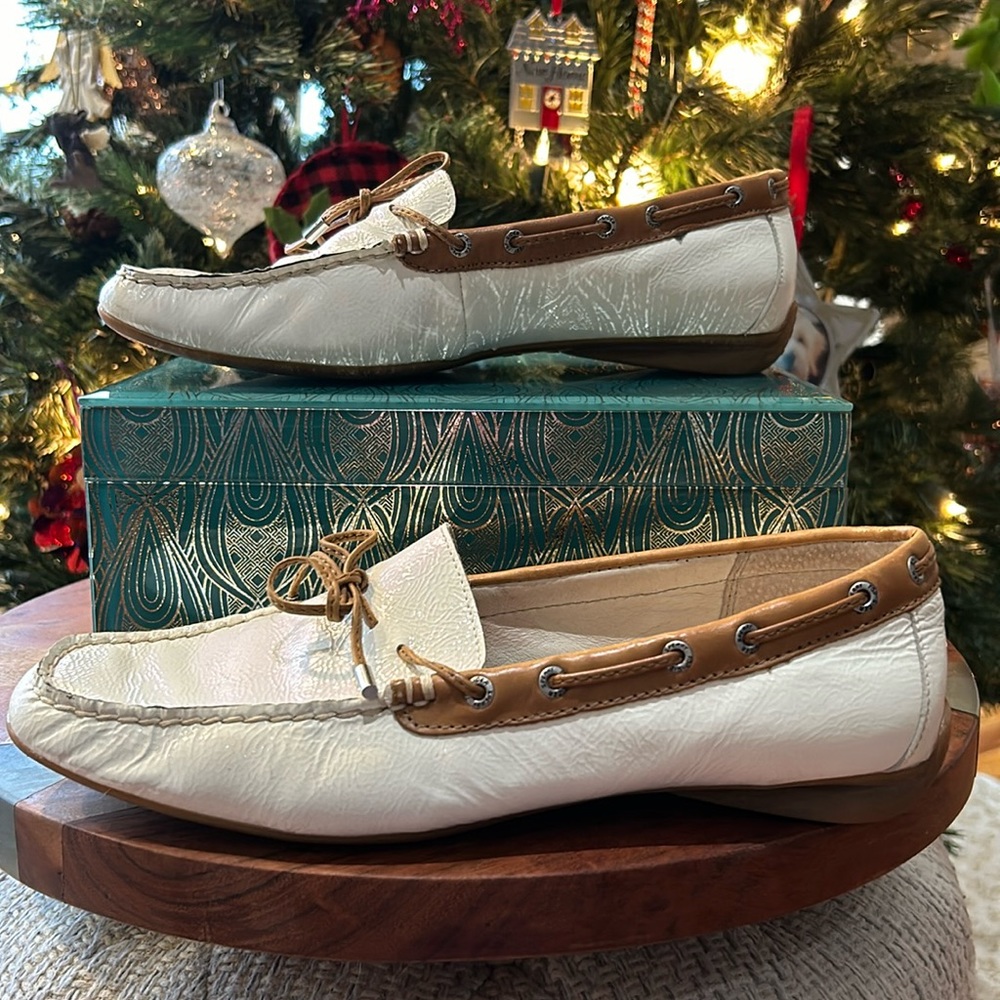 Sperry Topsider white patent leather w/beige piping size 8.5 M gently worn